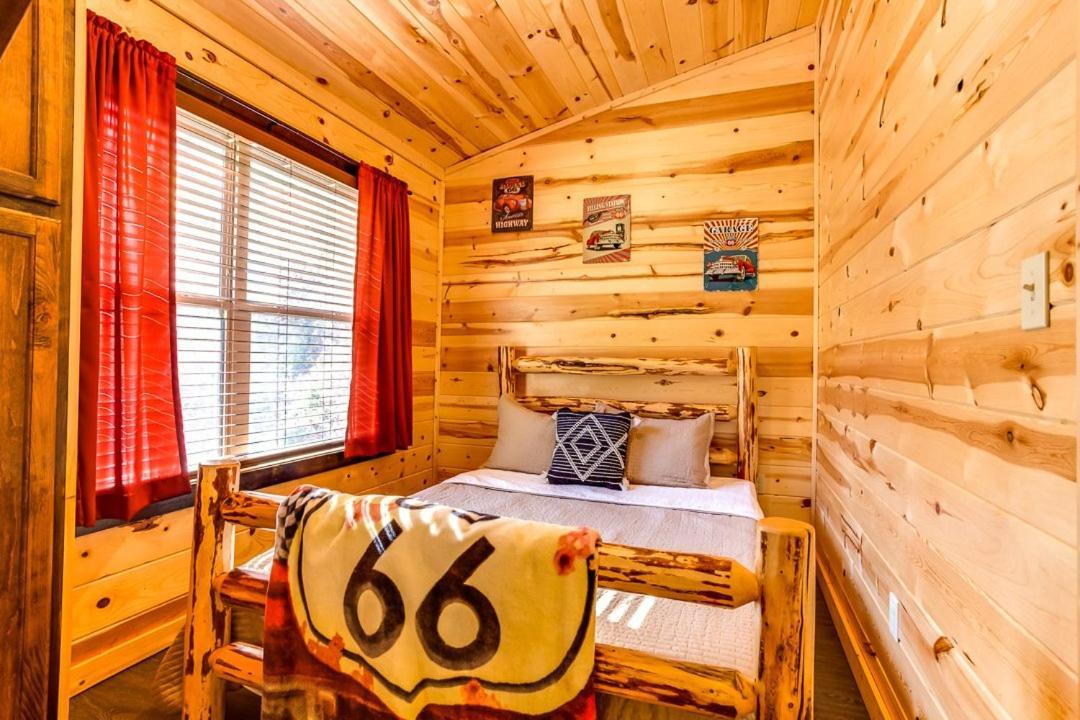 Route 66 Cabin Pigeon Forge Phòng bức ảnh