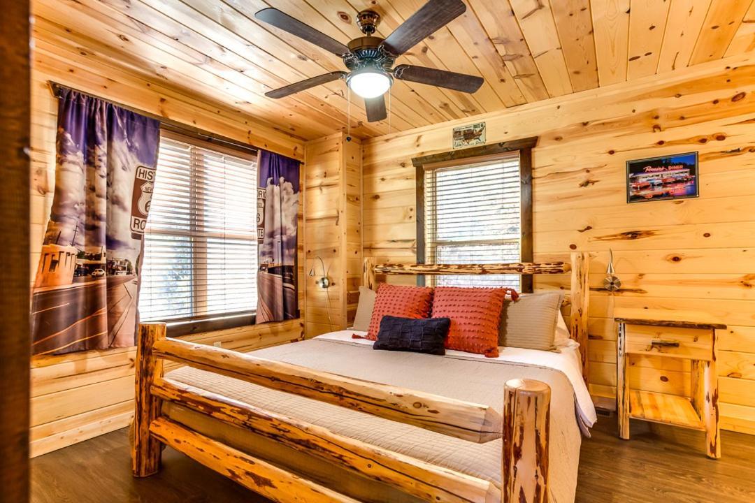 Route 66 Cabin Pigeon Forge Phòng bức ảnh